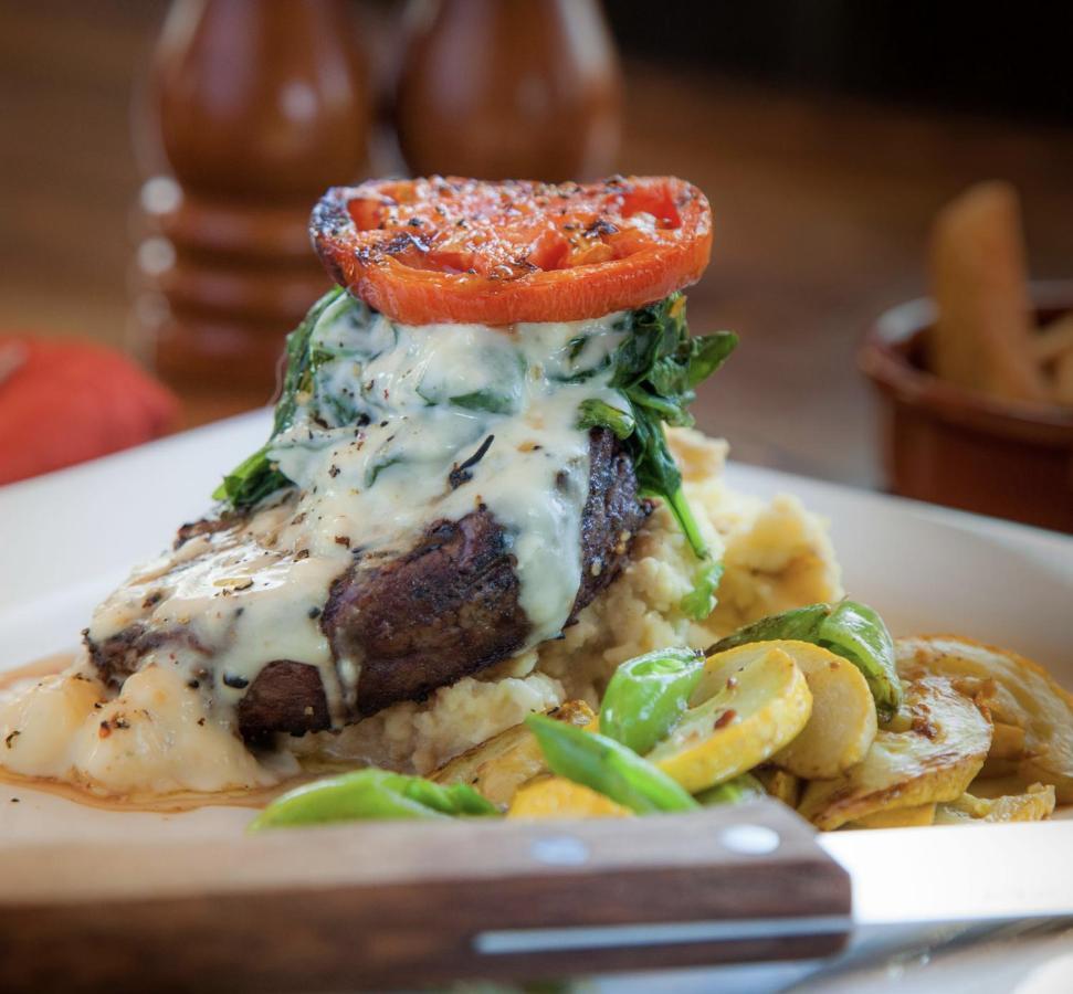 Summit Mountain Lodge And Steakhouse East Glacier Park Village Bagian luar foto