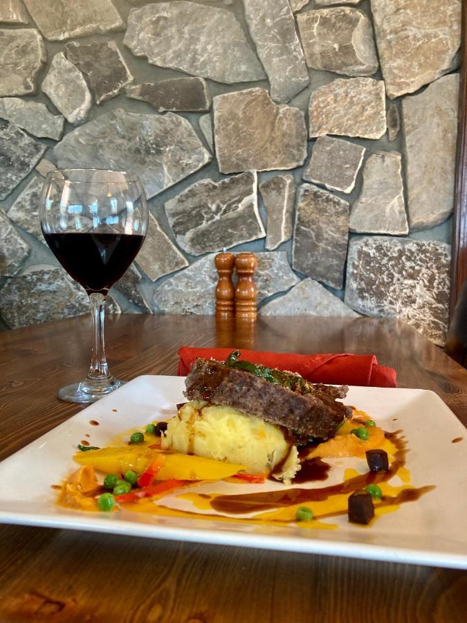 Summit Mountain Lodge And Steakhouse East Glacier Park Village Bagian luar foto