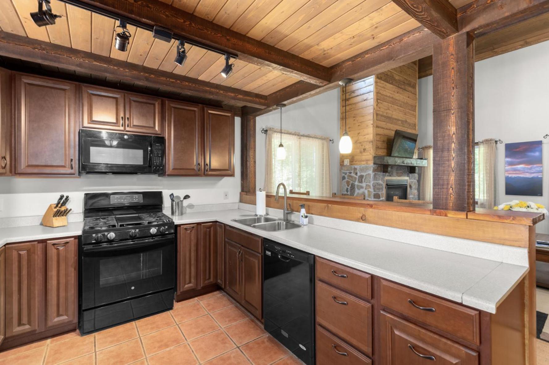 Summit Mountain Lodge And Steakhouse East Glacier Park Village Bagian luar foto