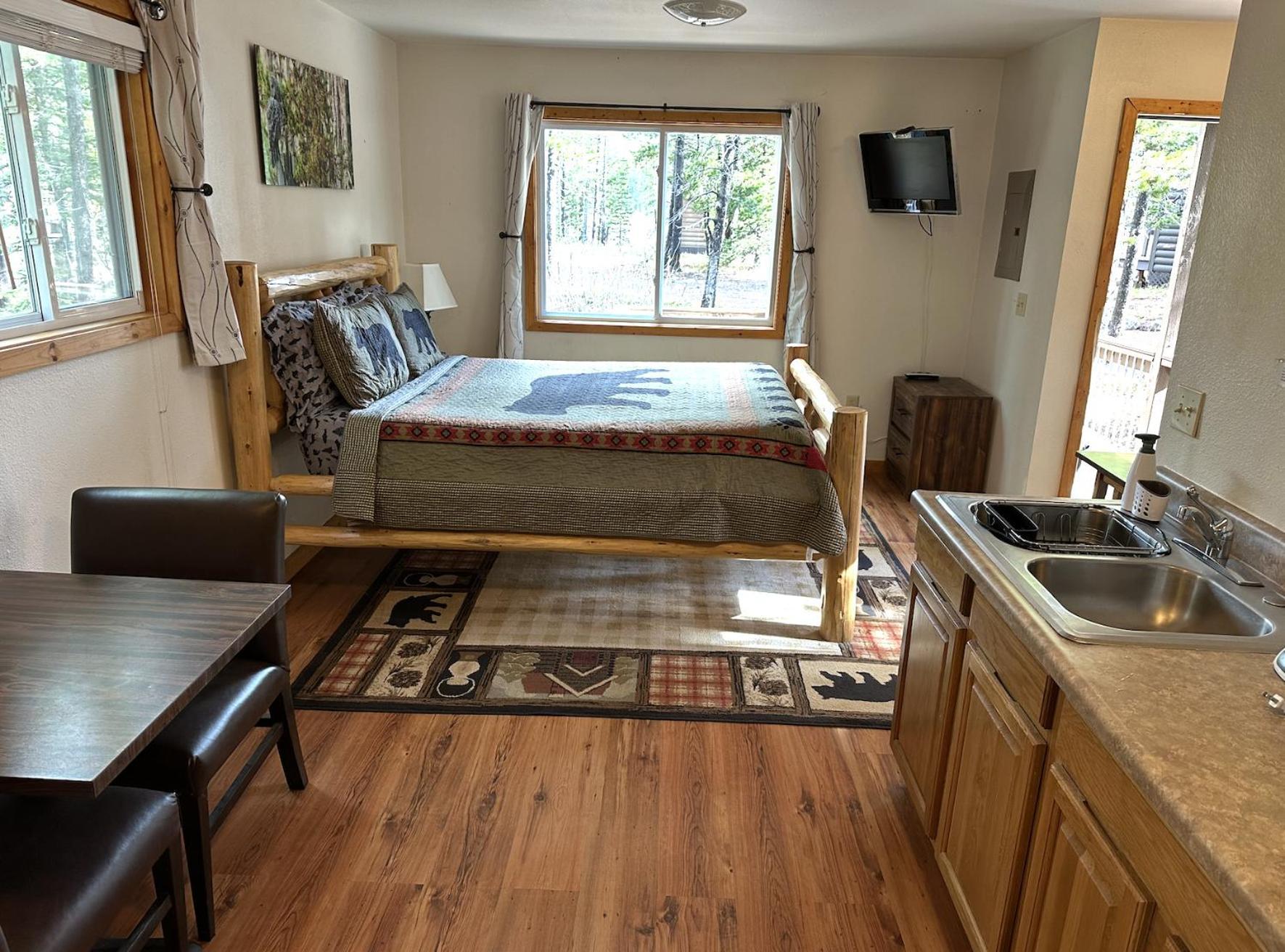 Summit Mountain Lodge And Steakhouse East Glacier Park Village Bagian luar foto