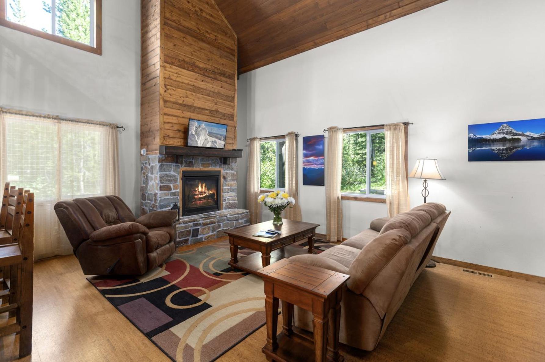 Summit Mountain Lodge And Steakhouse East Glacier Park Village Bagian luar foto