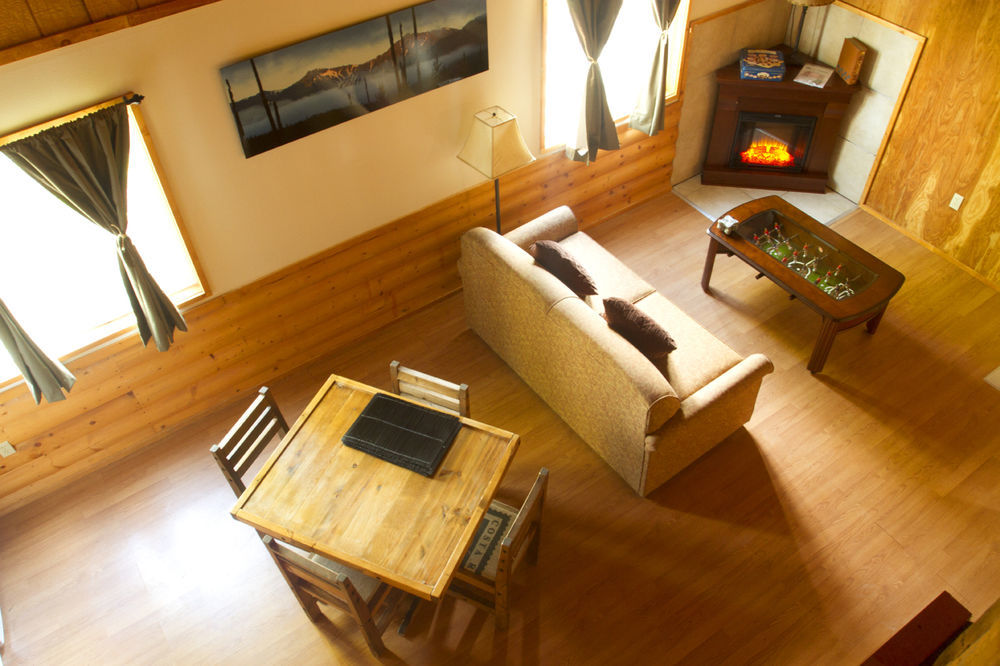 Summit Mountain Lodge And Steakhouse East Glacier Park Village Bagian luar foto