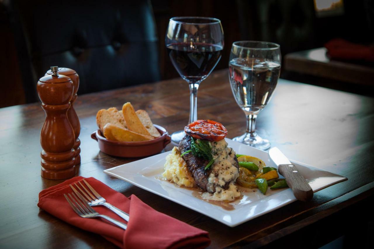 Summit Mountain Lodge And Steakhouse East Glacier Park Village Bagian luar foto