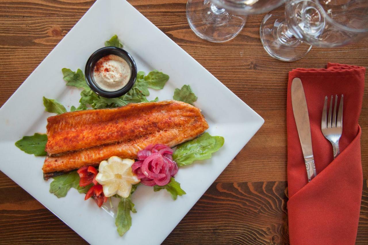 Summit Mountain Lodge And Steakhouse East Glacier Park Village Bagian luar foto