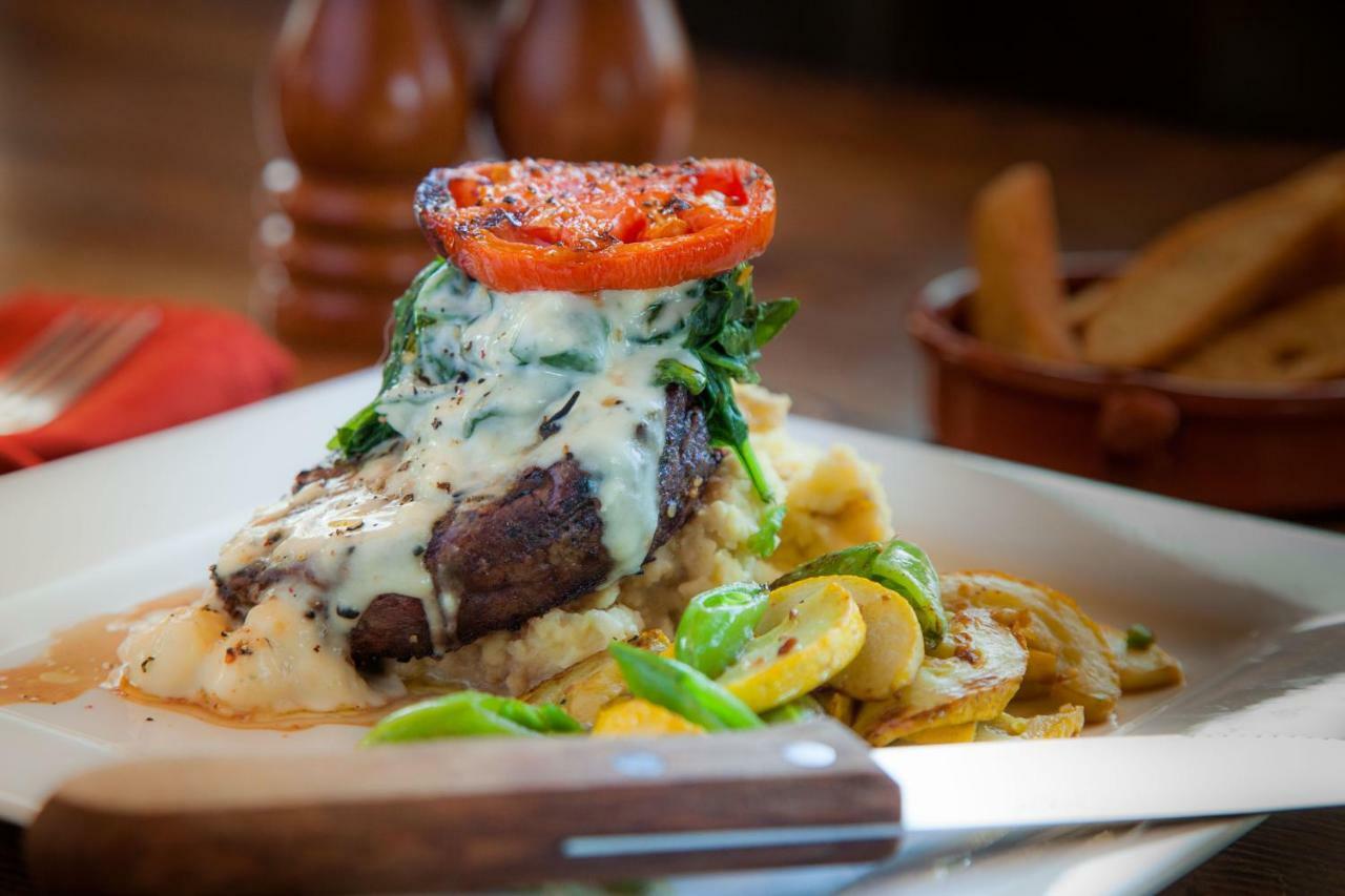 Summit Mountain Lodge And Steakhouse East Glacier Park Village Bagian luar foto